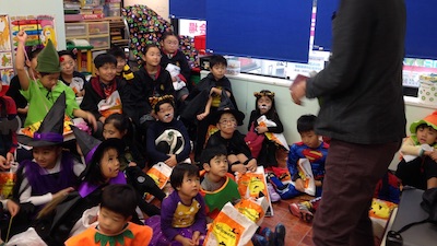 英語教室のハロウィンパーティーでマジシャンの子供向けマジックショー in 東京都世田谷区九品仏