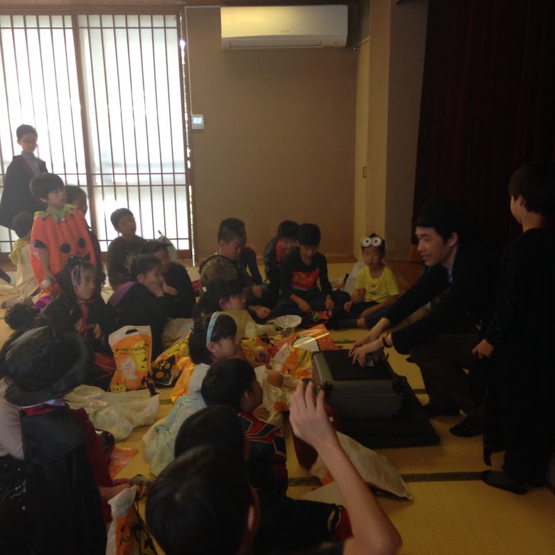 英語教室のハロウィーンパーティーでマジシャンの2年連続子供向けマジックショー  in 世田谷区九品仏