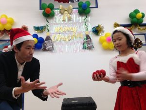 イングリッシュスクールイマジンJAPAN南行徳児童園のクリスマスパーティー 増えた！　マジシャン出張､派遣マジックショー