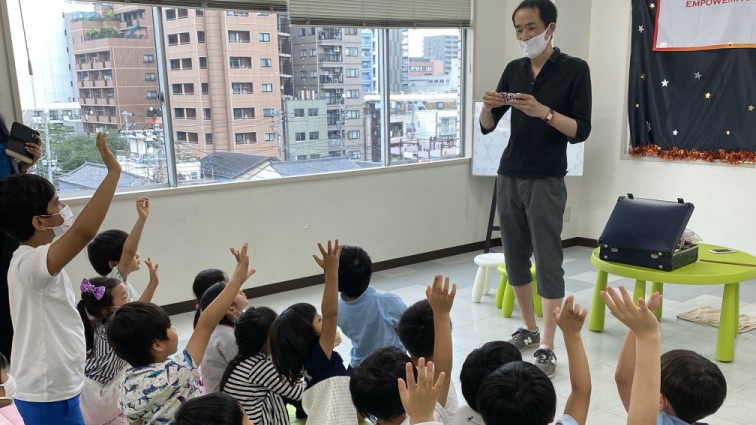 東京ベイインターナショナルサマースクールでマジシャンの子供向けマジックショー