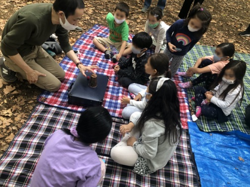 8歳になる娘さんのバースデー会でマジシャンのマジックショー 目黒区 林試の森公園