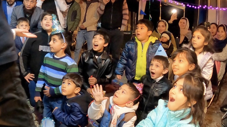 4歳のお誕生日国際屋外パーティーにマジシャンのマジックショー 埼玉県狭山市